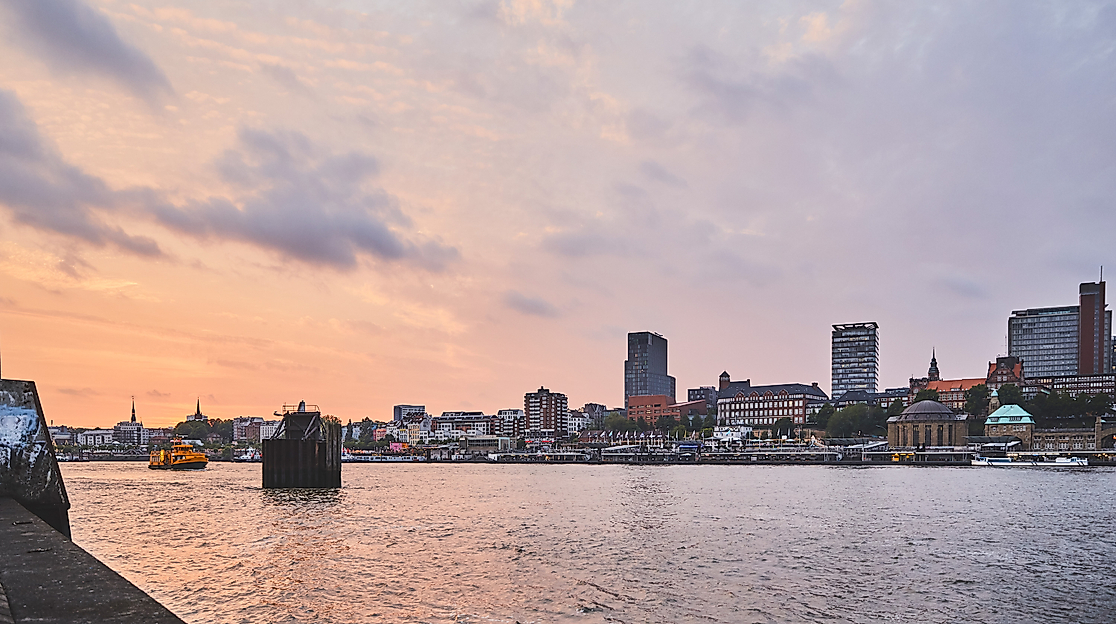 ></center></p><p>Von Hamburg nach Stade und zurück: mit den Elblinien können Sie entspannt die Elbe entlang schippern.</p><p>Noch bis Ende Oktober fahren die Elblinien mit zwei Schiffen mehrmals täglich ab dem Hamburger Fischmarkt und ab Wedel nach Stadersand und zurück. Auf der etwa zwei Stunden dauernden Fahrt können Sie die Elbe in ihrer ganzen Pracht bestaunen. Beginnend am fahren Sie vorbei am Hamburger Elbstrand  – insbesondere der Blankeneser Elbstrand mit dem Treppenviertel ist dabei einen Blick wert. Bei dieser Hafenrundfahrt der etwas anderen Art lernen Sie Hamburg und die Metropolregion von einer etwas anderen Seite kennen.</p><p><center><a href=